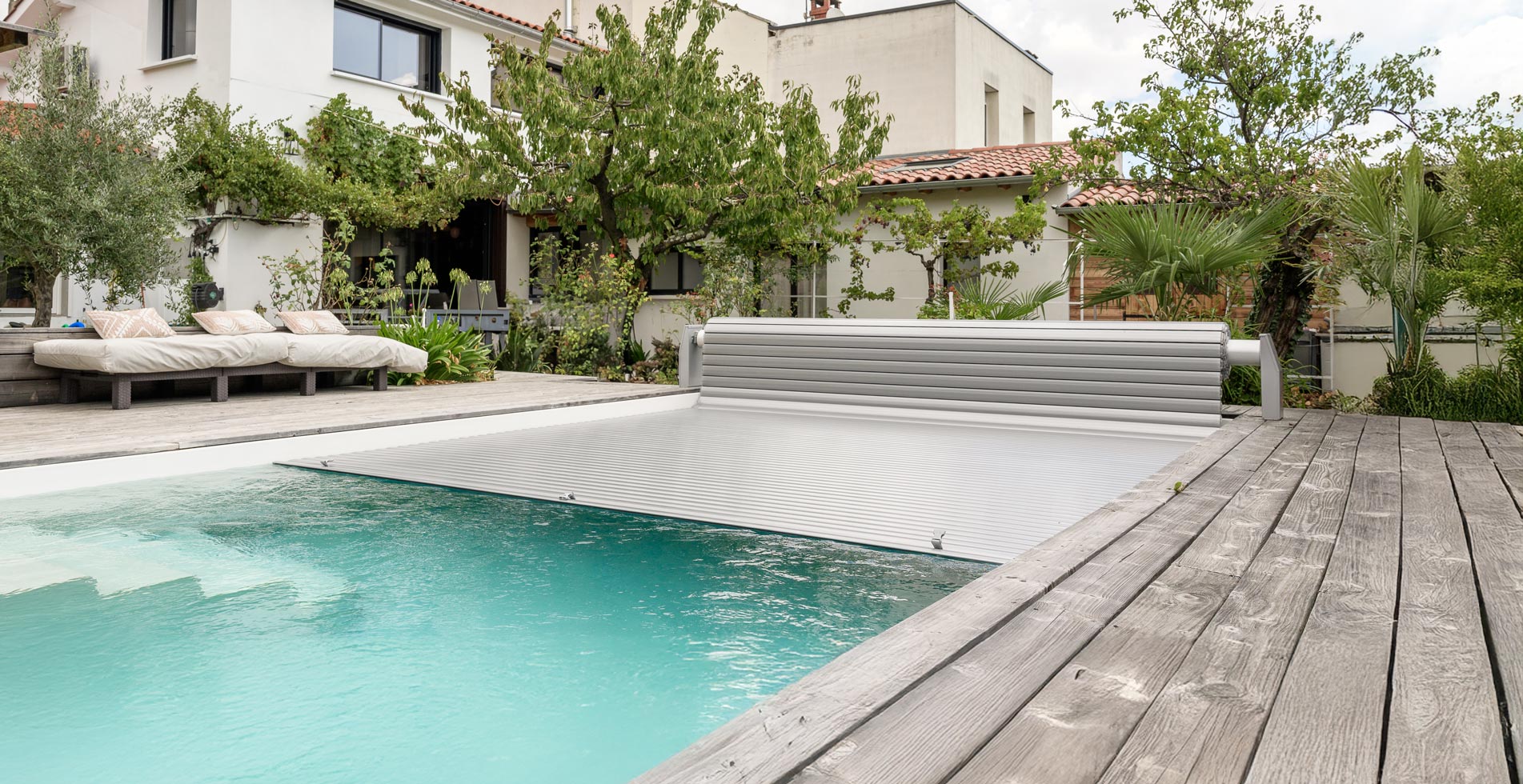 Piscine moderne avec volet roulant